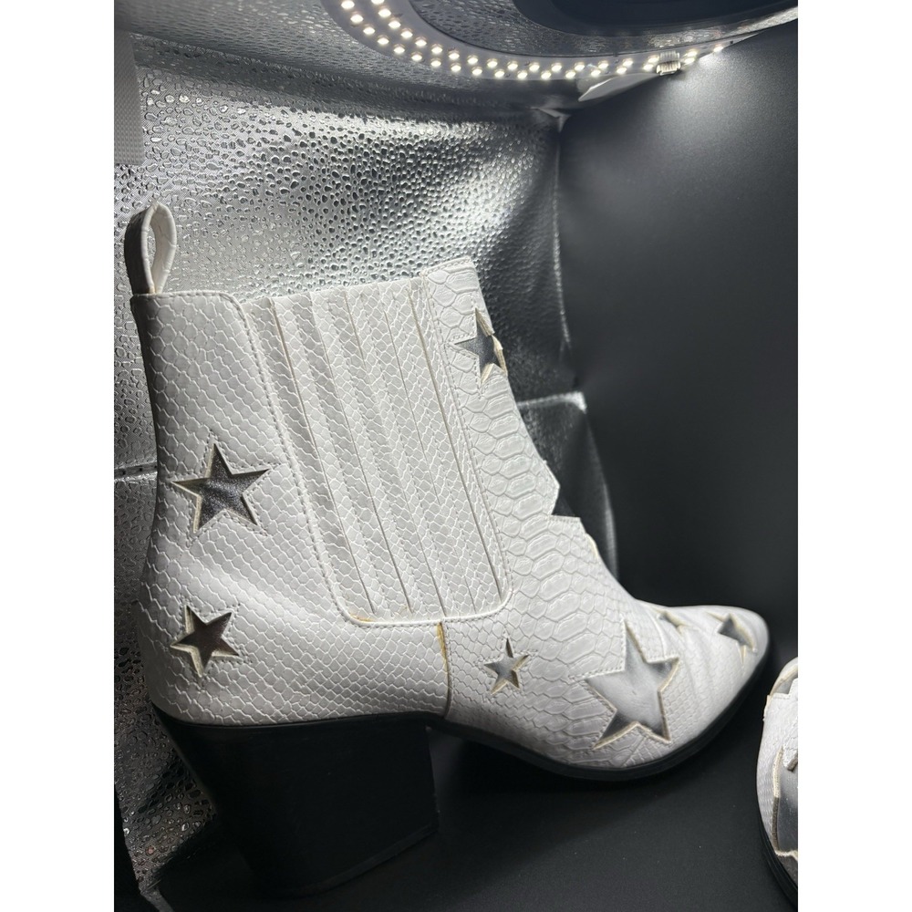 Betsy Johnson Women's 10 Silver Star Cowgirl Short Boots White Shiny Faux Snake - Picture 5 of 12
